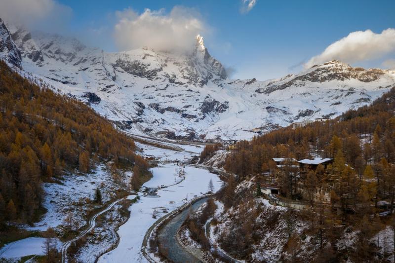 El Primer Tiempo compartido del Mundo: Cómo Nació en los Alpes Franceses en los 60s y el Lado Oscuro que Nadie Te Cuenta