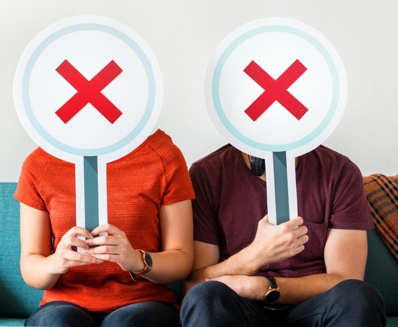 Prueba social falsa: los "otros compradores felices" que nunca existieron